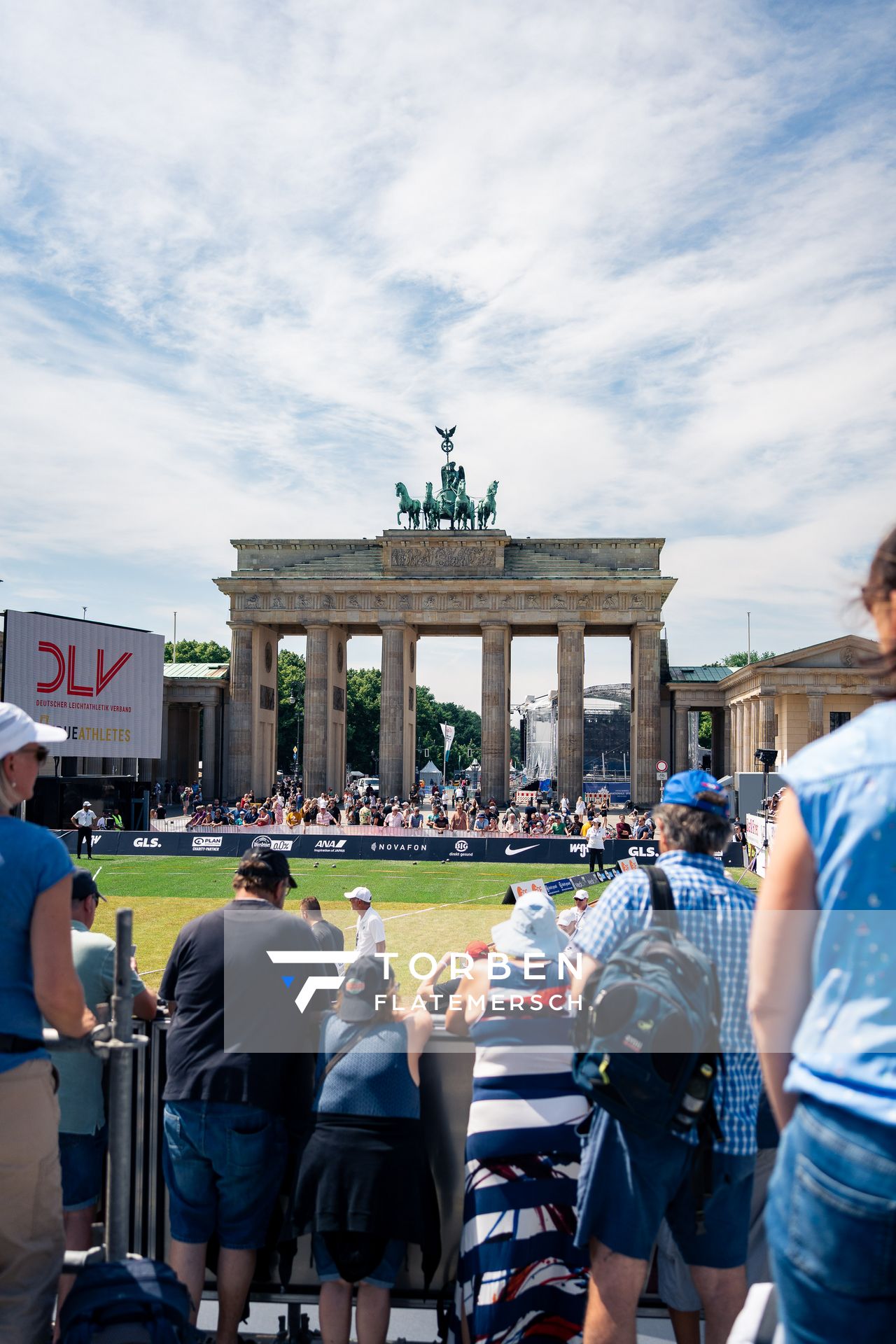 Kugelstossen vor dem Brandenburger Tor beim Kugelstossen waehrend der deutschen Leichtathletik-Meisterschaften auf dem Pariser Platz am 24.06.2022 in Berlin